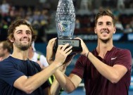 米乐-包含汤普森在比赛中表现抢眼，为球队带来胜利和荣誉的词条