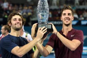 米乐-包含汤普森在比赛中表现抢眼，为球队带来胜利和荣誉的词条